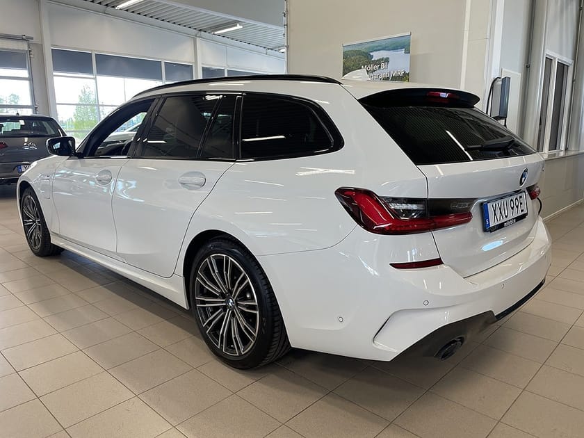 Bild 3 av BMW 330e Touring 292HK M-sport / Drag / Navigation