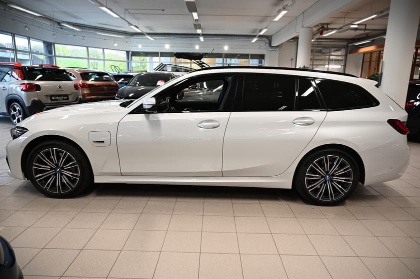 Bilde 2 av BMW 330e xDrive Touring 