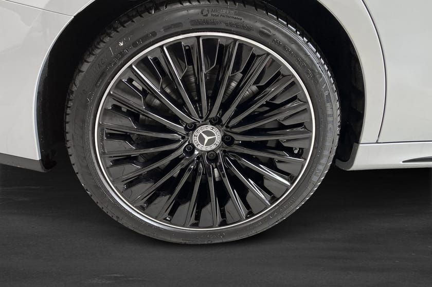 Bild 5 av Mercedes-Benz E 300 d e 4MATIC de  AMG Premium / Panorama / Drag