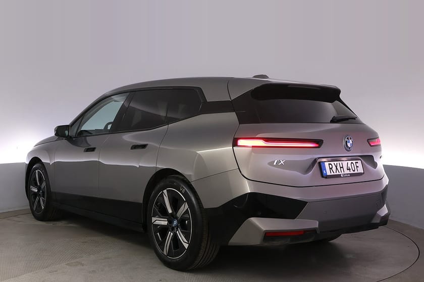 Bild 4 av BMW iX xDrive50 Sportline DAP Drag HK 360 HuD Elstol BSM