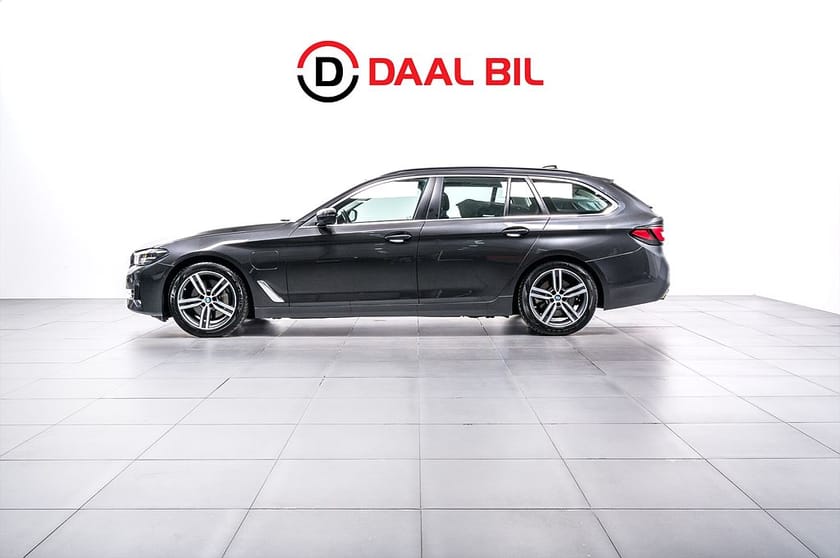 Bild 1 av BMW 530e xDrive Touring 292HK SPORT LINE VÄRM DRAG KAM NFC