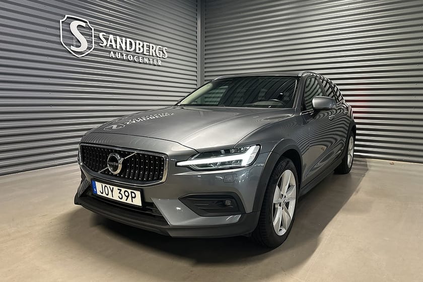 Bild 1 av Volvo V60 Cross Country B4 AWD Momentum 360-kam Navi Värmare Keyless Drag Eu6