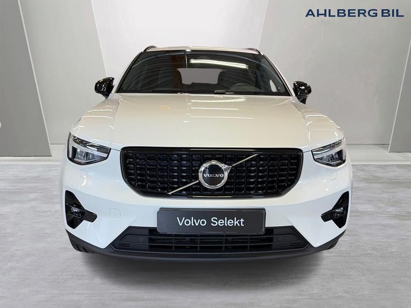Bild 4 av Volvo XC40 B3 FWD Bensin Plus Dark, Klimatpaket, Förarstödspaket, Tonade rutor, Elmanövrerade stolar fram, Parkeringskamera bak
