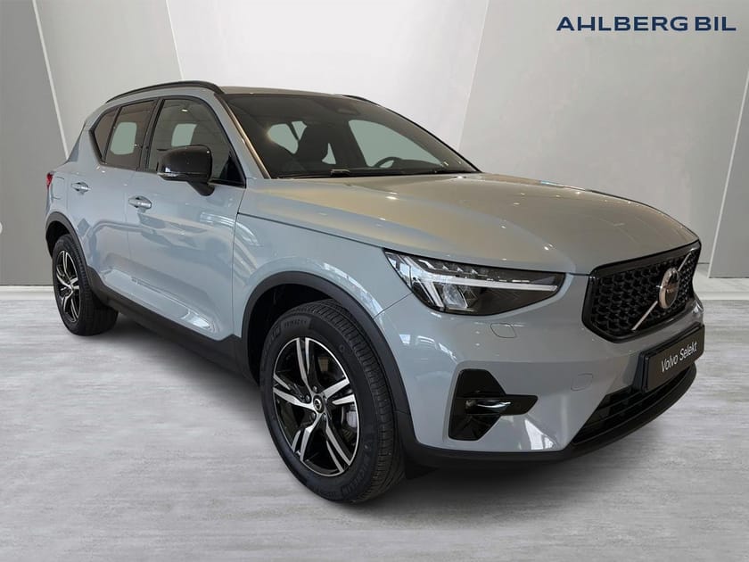 Bild 1 av Volvo XC40 B3 FWD Bensin Plus Dark, Klimatpaket, Förarstödpaket, Dragkrok Halvautomatisk, Parkeringskamera Bak, Google Maps