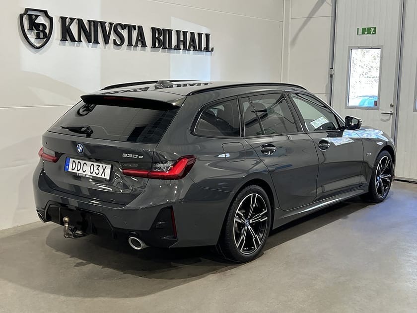 Bild 4 av BMW 330e xDrive Touring M Sport Innovation HUD Drag 292hk