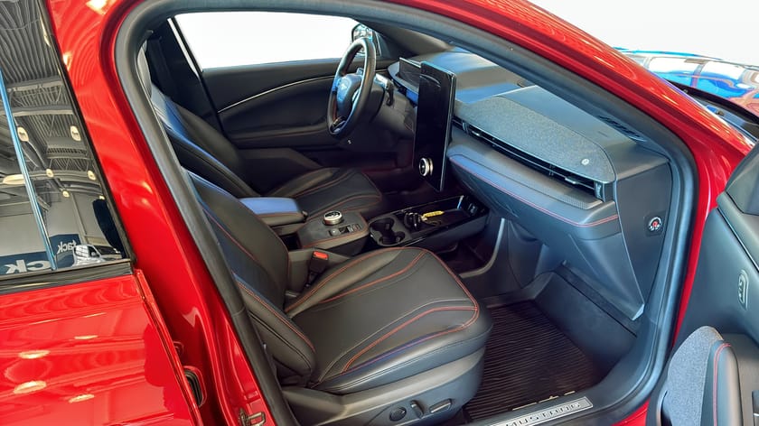 Bild 3 av Ford Mustang Mach-E Standard Range AWD | 269hk | B&O |