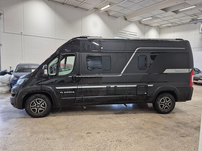 Bild 1 av Adria Mobil Twin 600 SUPREME SPB Plåtis Markis Drag 6 meter B-Kort Backkamer