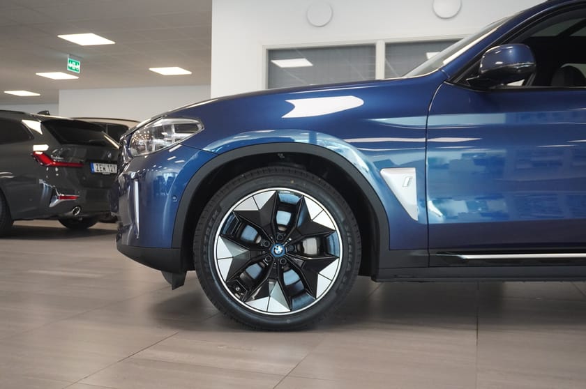 Bild 3 av BMW iX3 Charged Plus Drag Pano HUD Elstolar