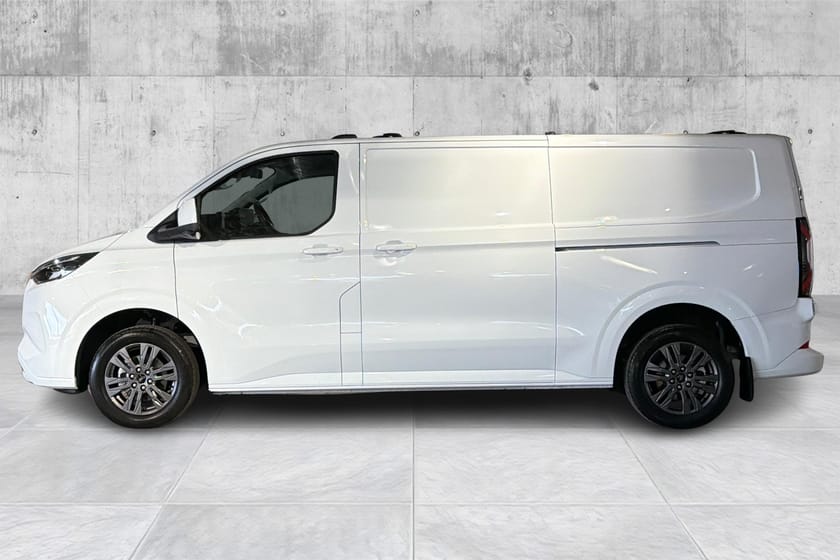 Bilde 2 av Ford E-Transit Custom 340 218hk RWD L2 Limited / Takstativ / ACC / Krok