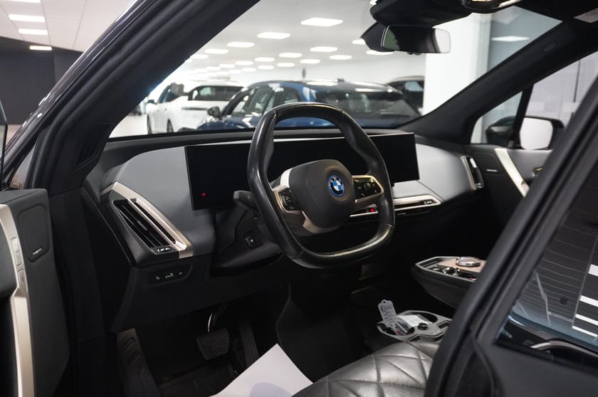 Bild 4 av BMW iX xDrive50 Sport Innovation Exclusive Comfort Drag Aktiv Styrning