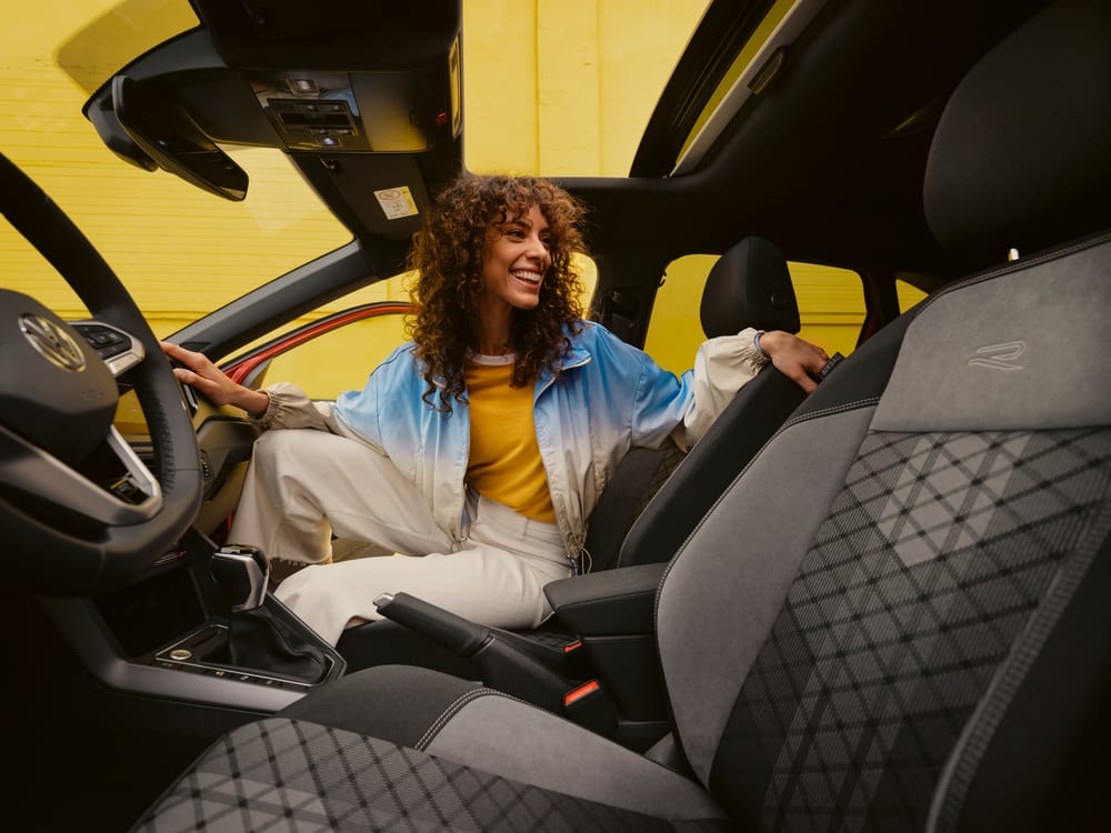 Kvinna skrattar i en bil