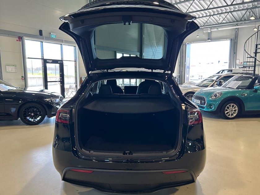 Bild 5 av Tesla Model Y Long Range AWD / Dragkrok / Moms
