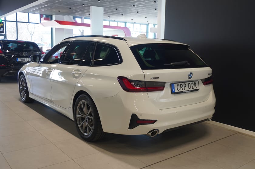 Bild 3 av BMW 330e xDrive Touring Sport Navi Headup Tonade Drag