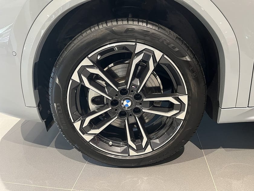 Bild 5 av BMW iX2 xDrive30 M Sport Drag Adpt Farth Sportstolar 19" Rattv.