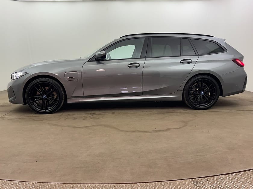 Bild 3 av BMW 330e xDrive Touring Steptronic M Sport B-kamera Drag