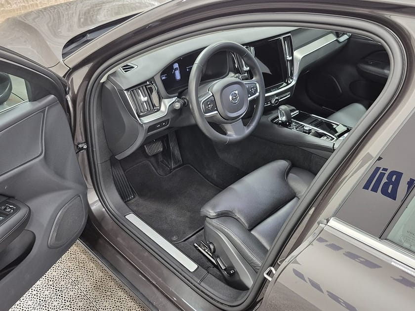 Bild 2 av Volvo V60 T6 Recharge Core Bright plug in AWD 350HK 4x4 Läder