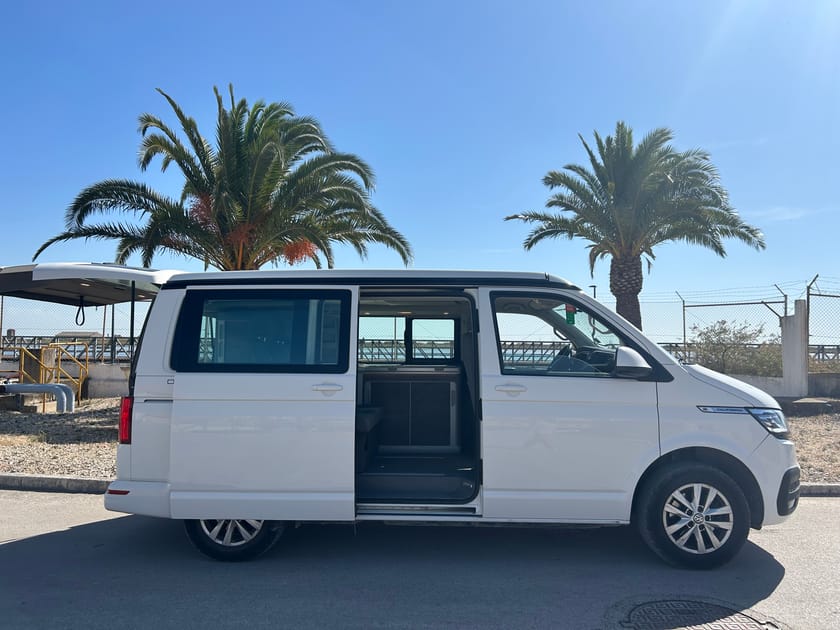 Bild 3 av Volkswagen California Camper | 2 sängar – 4 sovplatser | Pentry + Taksäng