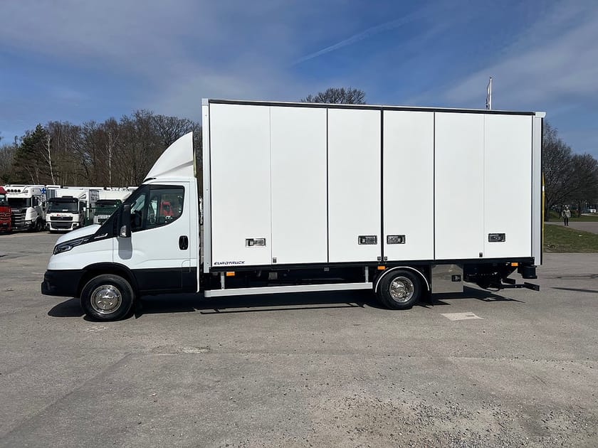 Bild 2 av Iveco Daily 72-180 Chassis Cab 72C18 A8 Skåpbil Öppningsbarsida Fullutrustad