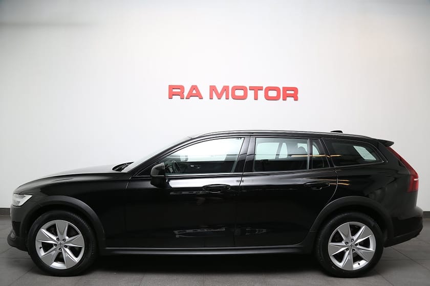Bild 3 av Volvo V60 Cross Country B4 Diesel 197hk Momentum AWD Aut Kamera VOC