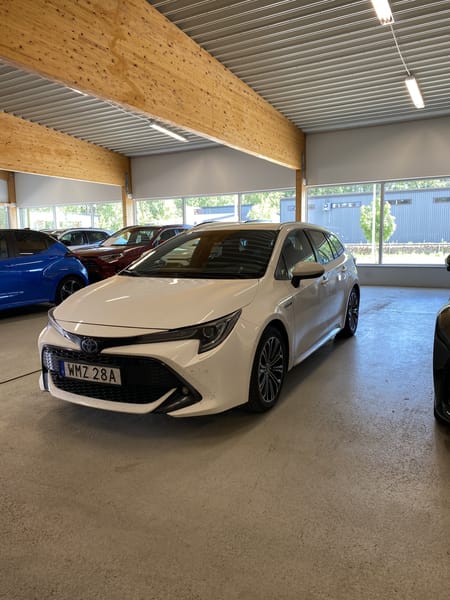 Toyota Corolla Touring Sports Hybrid e-CVT Style | Vinterdäck | Motorvärmare
