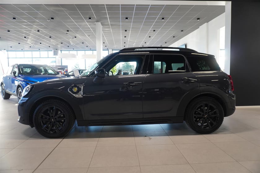 Bild 2 av MINI Countryman Cooper SE ALL4 Maximise Pano HUD H K Elstol Kamera Komfort Navi