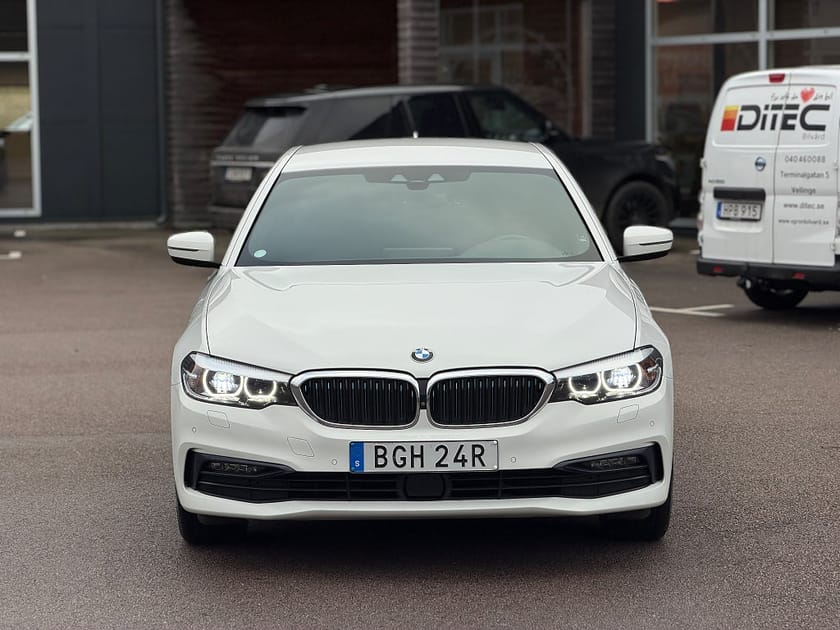 Bild 3 av BMW 530e iPerformance Sedan Sport line 360 kamera Navi