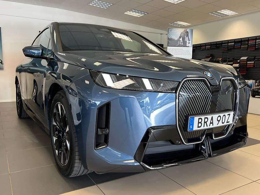 Bild 2 av BMW iX xDrive60 Fully Charged M-Sport Edition H/K Dragkrok