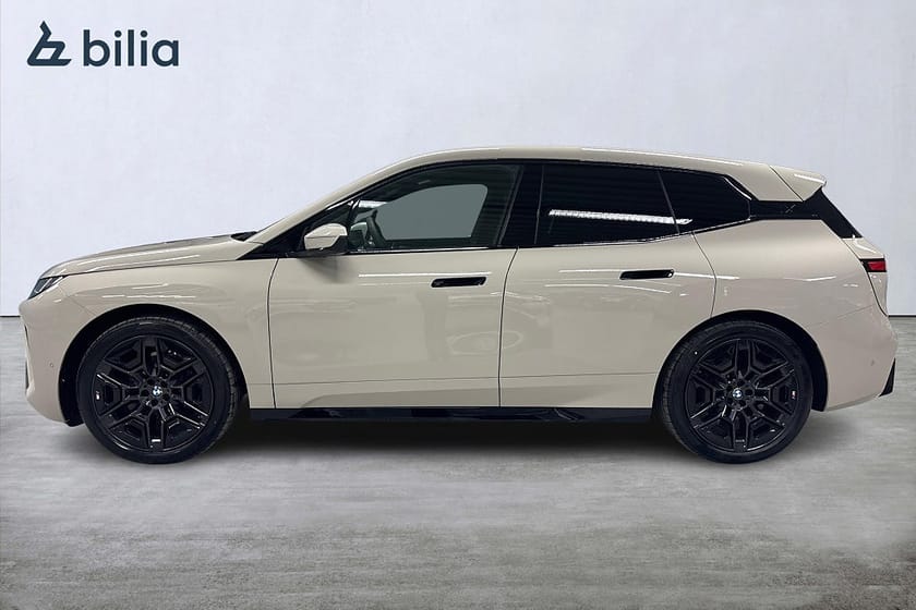 Bild 3 av BMW iX xDrive60 xDrive 60 M-Sport | DEMOBIL | Drag | Aktiv farth. |
