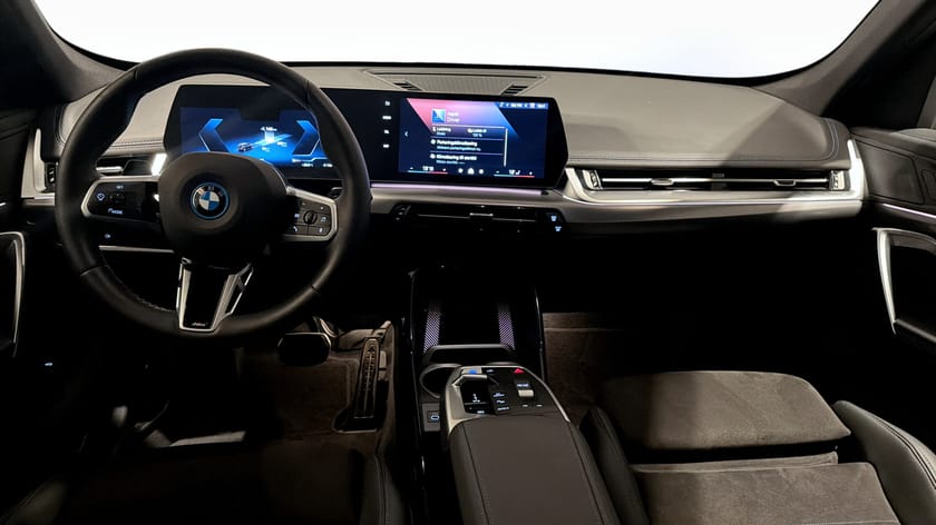 Bild 4 av BMW iX1 eDrive20 M-Sport Adaptiv Farth Komfortöppning Drag