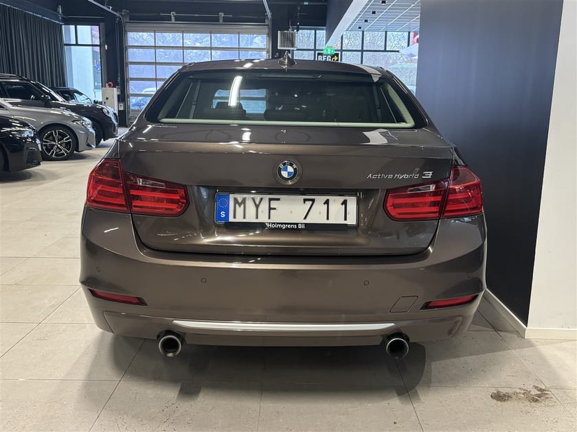 Bild 2 av BMW ActiveHybrid 3 Steptronic 340hk Pano HUD H K Navi Kamera Komfort Elstol Helljusassistent