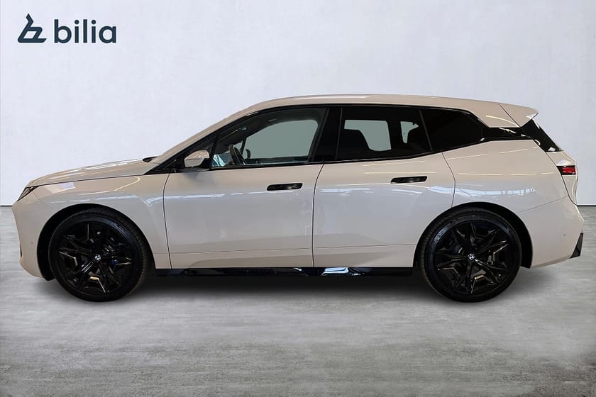 Bild 3 av BMW iX xDrive60 M Sport 22" Charged H/K Sätesventilation Drag