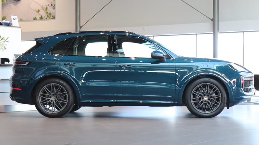 Bild 3 av Porsche Cayenne E-Hybrid Burmester / Head-up / Soft Close / Night Vision