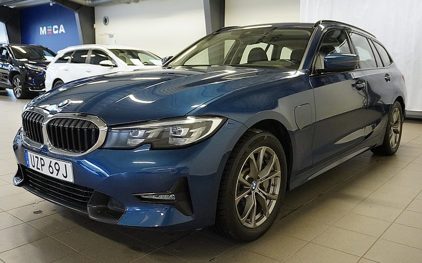 Bild 3 av BMW 330e Touring AUTO Sport line/CARPLAY/LÅGA MIL/HEAD UPP/NAVI