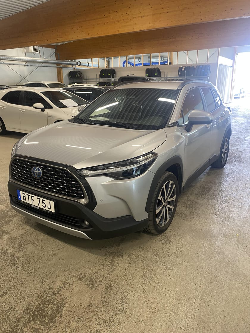 Bild 1 av Toyota Corolla Cross Hybrid AWD-i Style | Dragkrok | Vinterhjul
