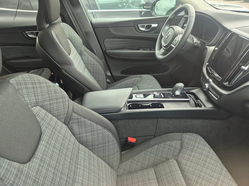 Bild 4 av Volvo XC60 T6 Recharge Core Bright plug in AWD 350HK 4x4 Panorama