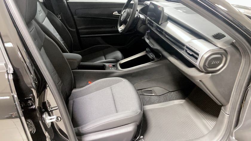 Bild 3 av Jeep Avenger e-Hybrid Altitude 1.2T Hybrid Aut Pl 3695kr/ ink Service Försäkring