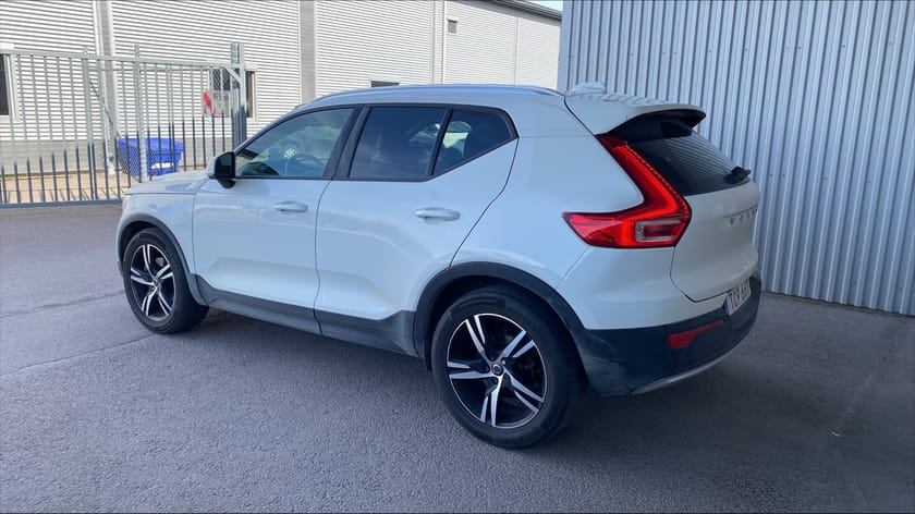 Bild 2 av Volvo XC40 B4 FWD Bensin Momentum Advanced SE Teknikpaket Harman Kardon