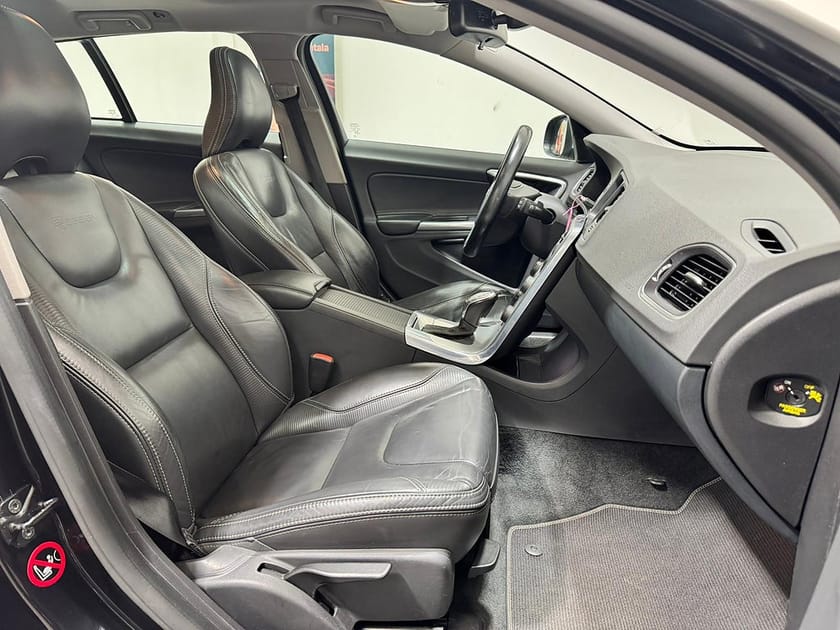 Bild 5 av Volvo V60 D4 AWD Geartronic R-Design Euro 5