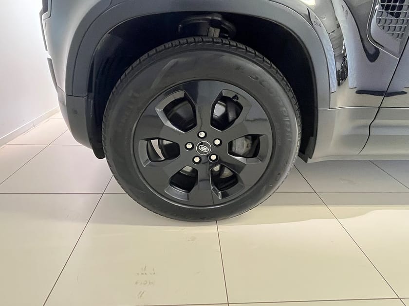 Bild 5 av Land Rover Defender P400e PHEV 110 SE / Black Pack / Drag