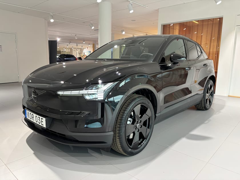 Bild 1 av Volvo EX30 Single Motor Extended Range SM Plus Black Edt