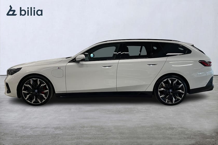 Bild 3 av BMW 550e xDrive Touring 550 M-Sport | Drag | B&W | HUD | 360 kam.