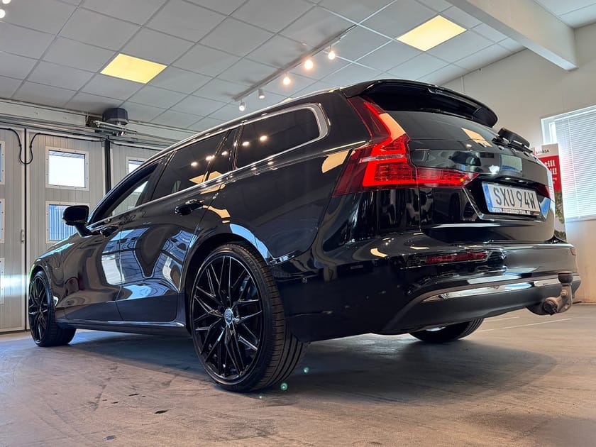 Bild 3 av Volvo V60 Recharge T6 AWD Core Bright Drag Gps H/K Läder 360kam