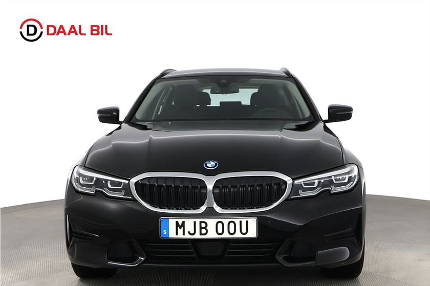 Bild 2 av BMW 330e xDrive Touring 292HK SPORT LINE NAVI COCKPIT PSENS