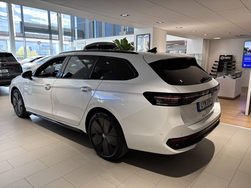 Bild 2 av Volkswagen Passat Variant eHybrid 272 DSG6 R-LINE *Lagerbil*