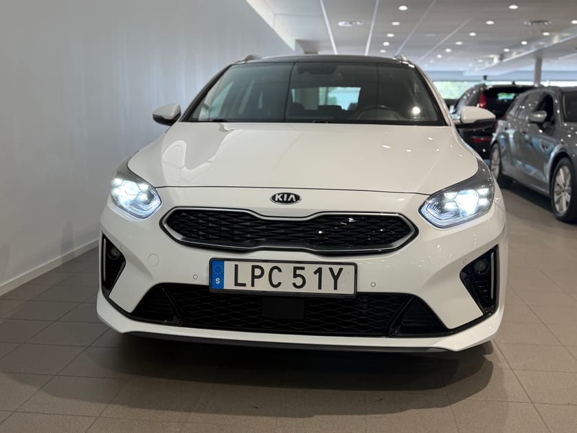 Bild 2 av Kia Ceed Sportswagon Plug-in Hybrid PHEV / Panoramatak / Parkeringssensorer fram och bak / Elektriskt säte fram / automatisk baklucka / Farthållare / Minnes stol /