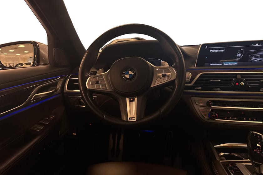 Bild 3 av BMW 745e Steptronic M Sport/H&K/Aktiv styrning/glastak/Komfort Kampanj