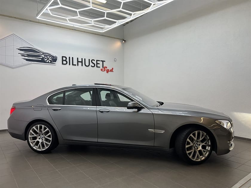 Bild 2 av BMW 730d xDrive 730 258hk Tlucka/HUD/Läder/Navi/Bkamera/Softclose