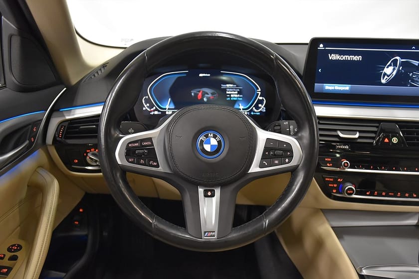 Bild 2 av BMW 530e Touring Plug-in Pano Skinn P-värm Navi Dragkrok Moms