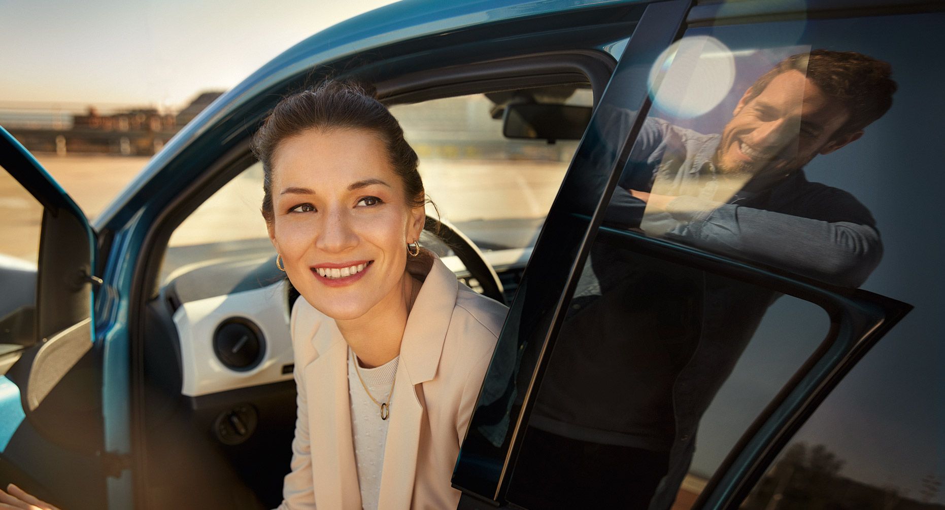 Leende kvinna i en bil