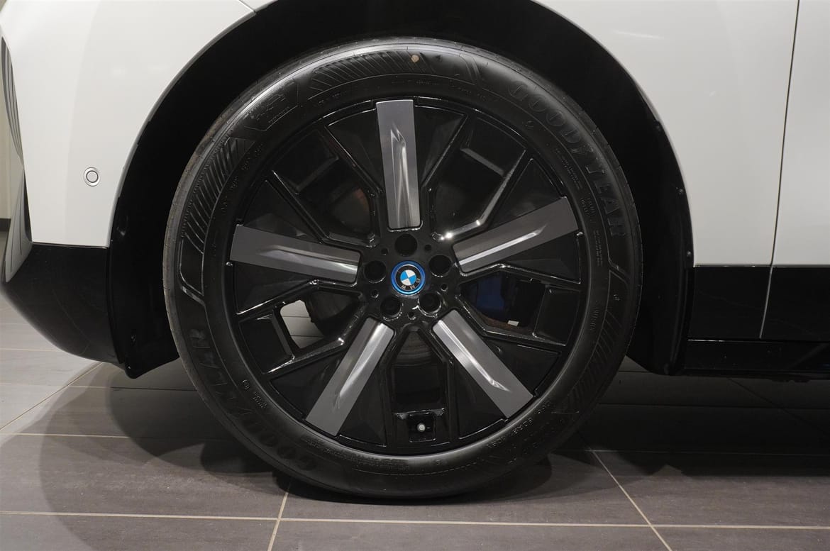 BMW iX xDrive50, 524ps, 2024